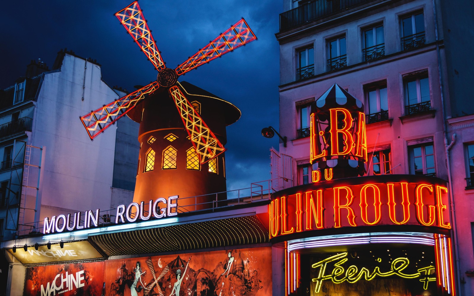 Fachada del Moulin Rouge en París